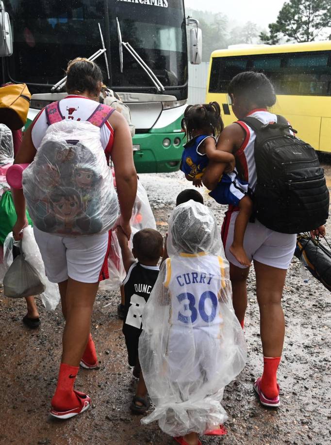 Es casi imposible pasar el trayecto solo caminando y si cae la noche no hay un lugar seguro para dormir, por lo que empresas de transporte y personas particulares han encontrado un “negociazo” al imponer sus propios precios a los migrantes para trasladarlos de Trojes a Danlí o de Trojes a Tegucigalpa.