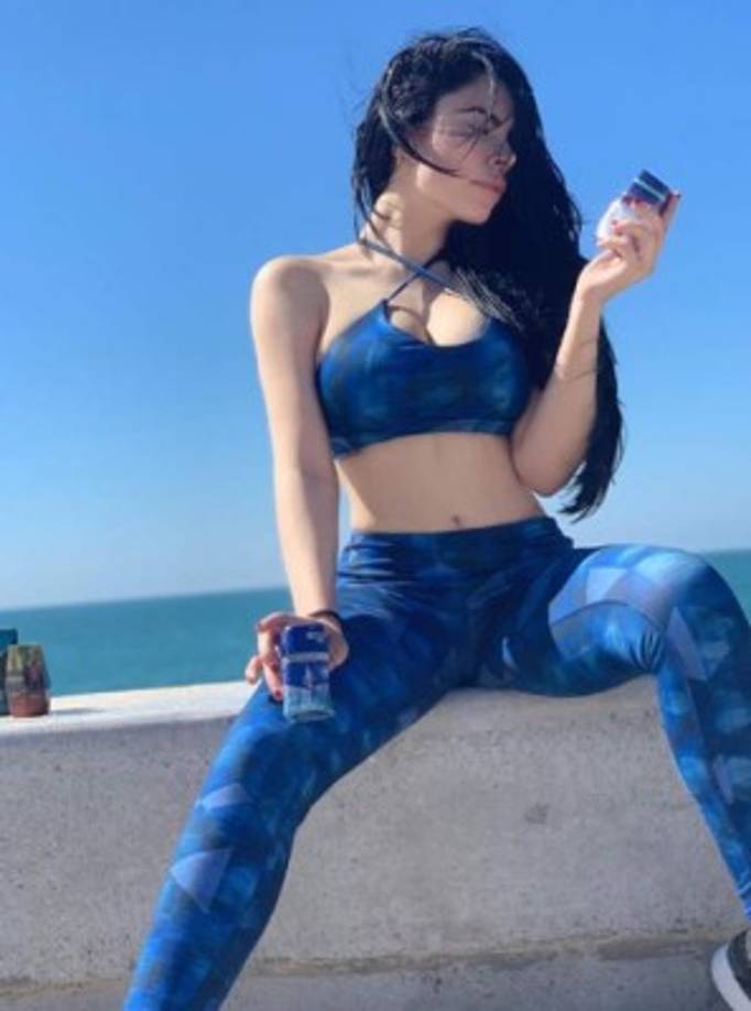 Vanessa cautiva con cada imagen que postea y es que es amante de las redes sociales, a diferencia de Emma Coronel, que asegura ninguna de las cuentas virtuales que existen son de ella.