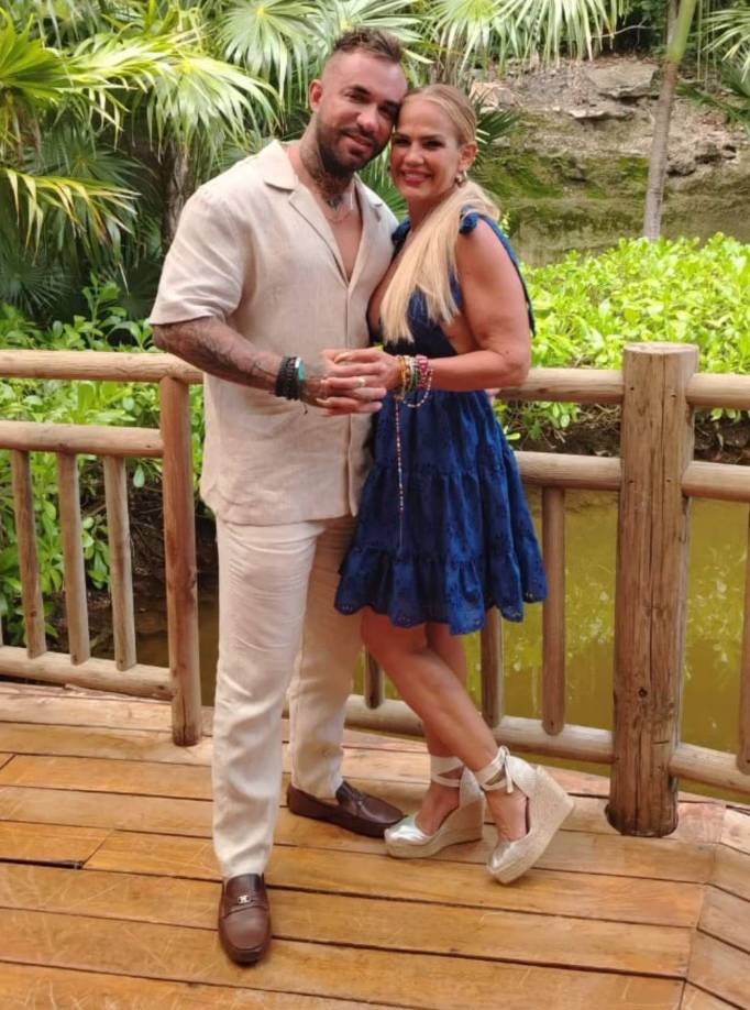 Con este nuevo paso en su vida sentimental, la cubana deja a un lado el fantasma de su relación con su ex, el productor de novelas, Juan Osorio. Ahora se le ve muy feliz y compartir cada momento con su nuevo novio Bruno Espino.