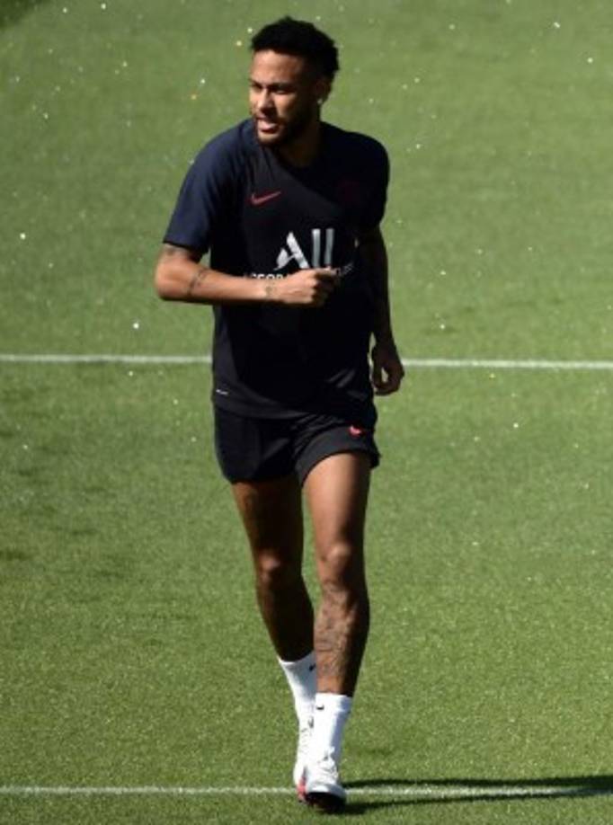El Barcelona piensa hacer un último intento por Neymar en forma de oferta para derribar el muro que hasta ahora ha supuesto el PSG. Esta oferta pasaría por una cesión con claúsula de compra obligatoria. El PSG negociaría si en la oferta se incluyera Dembélé y Rakitic más 100 millones. El club parisino ya ha rechazado varias ofertas de los azulgranas.