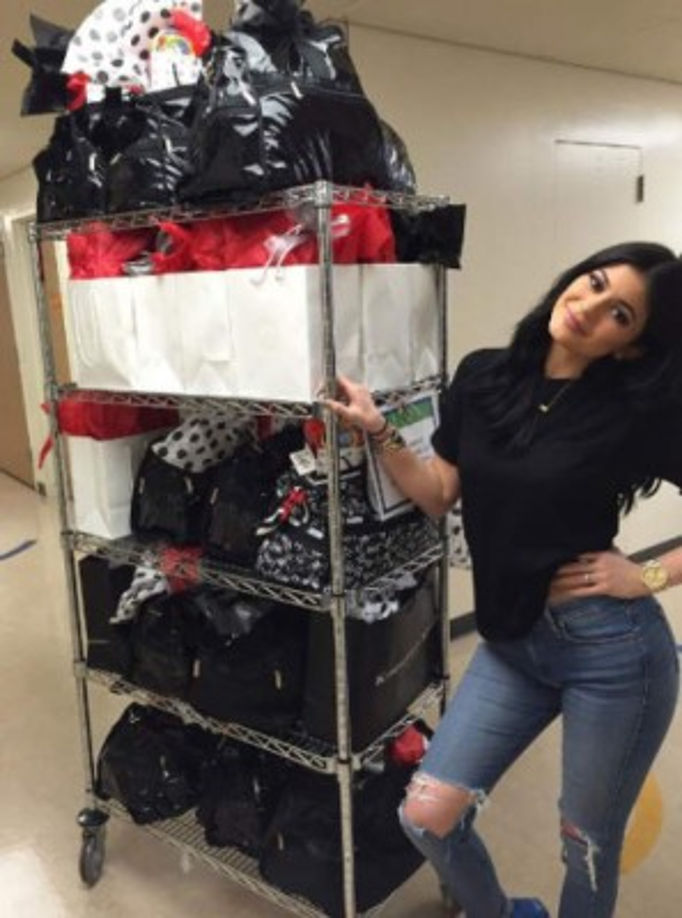 Kylie Jenner celebró su cumpleaños con los niños de un hospital en Los Ángeles.