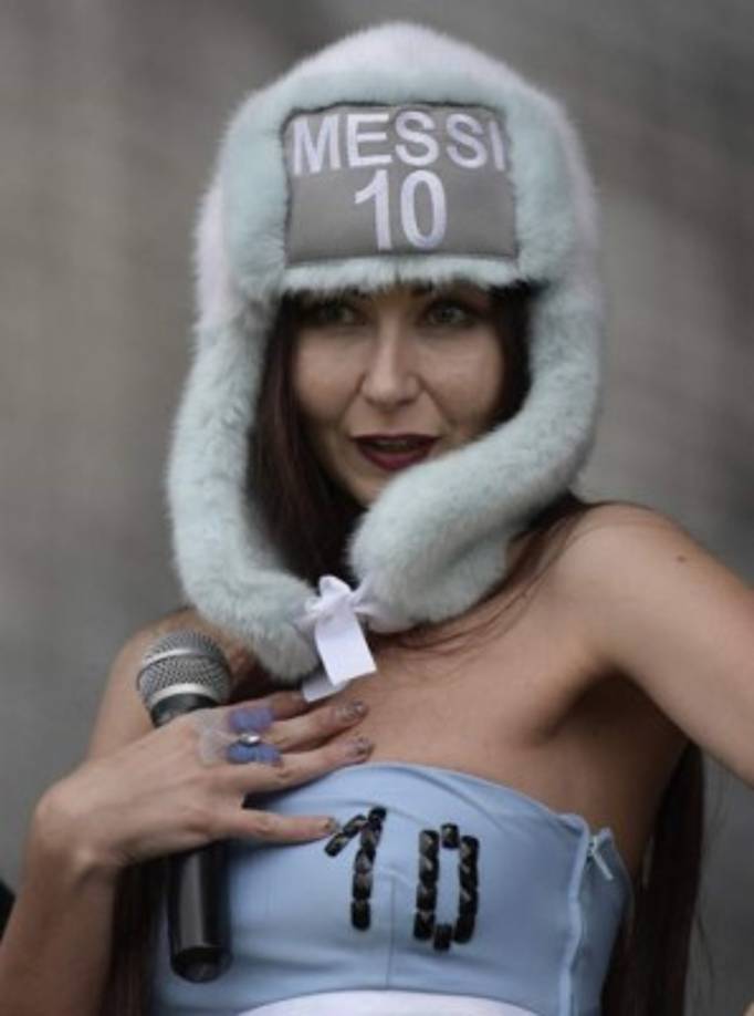 Esta hermosa rusa llegó a las afueras de la concentración de Argentina en Bronnitsy.