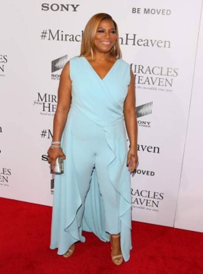 Queen Latifah lució un jumpsuit azul celeste donde se le ve mucho más delgada.