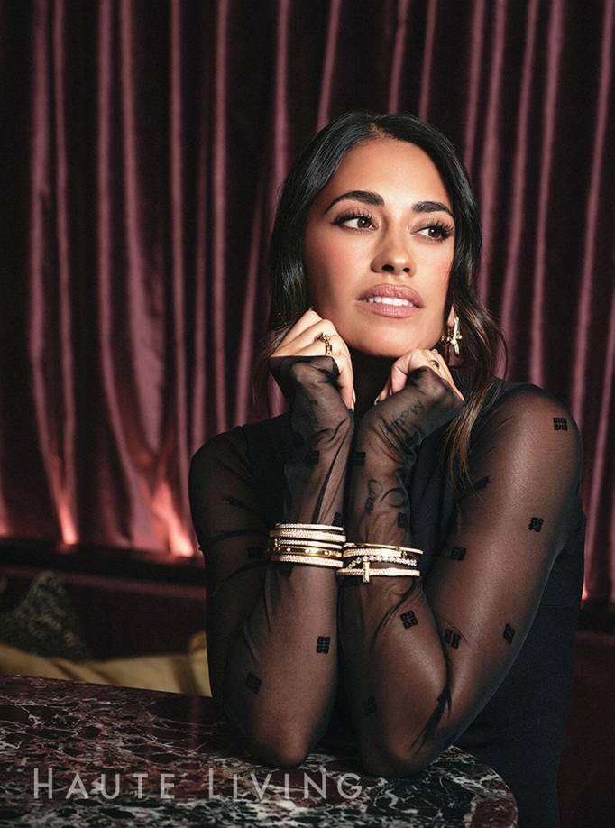 Roccuzzo lució un elegante vestido negro, que se agregaba a los aros, un collar de diamantes, un peinado suelto y un maquillaje especial para la ocasión. La palabra de la empresaria se dio a conocer mientras su marido está concentrado para los duelos de la Selección Argentina por las Eliminatorias Sudamericanas.