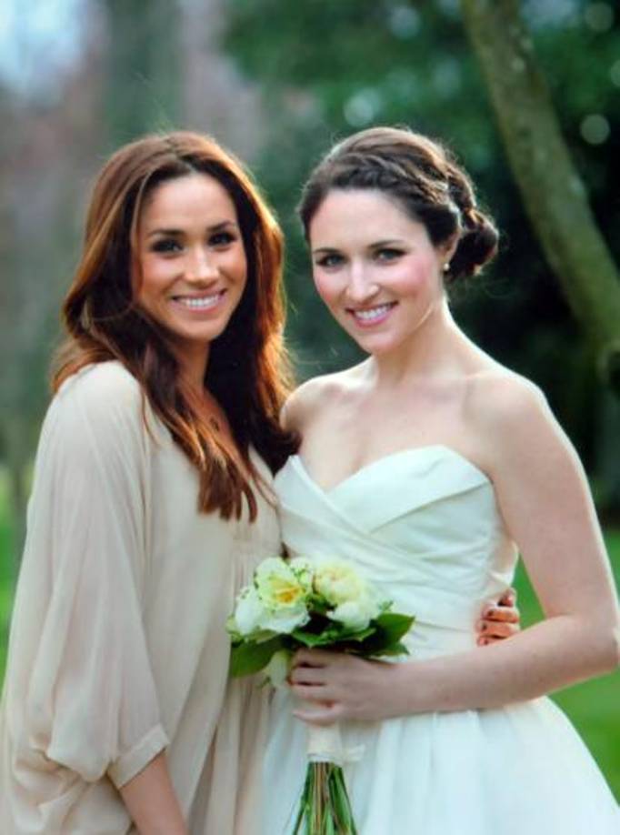 Los familiares invitados a la boda. Meghan denunció que el palacio de Buckingham le impidió invitar a su sobrina a la boda, a la que solo asistió su madre, de parte de su familia. Sin embargo, la casa real informó que fue la propia actriz quien tomó la decisión. “No fue algo que nos preguntara a nosotros. Nunca le habríamos dicho dicho que no invitara a su sobrina a la boda, jamás nos involucramos en la gestión de ese tipo de relaciones personales”.