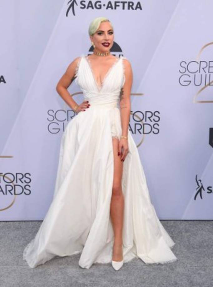 Lady Gaga lució gótica y delicada al mismo tiempo con su look de esta noche.