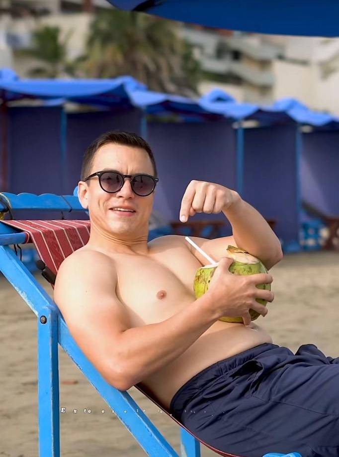 Daniel Noboa es así el segundo presidente más joven en la historia de Ecuador y el más joven electo por voto popular. Nació en Miami y su padre es Álvaro Noboa, el hombre más rico del Ecuador.