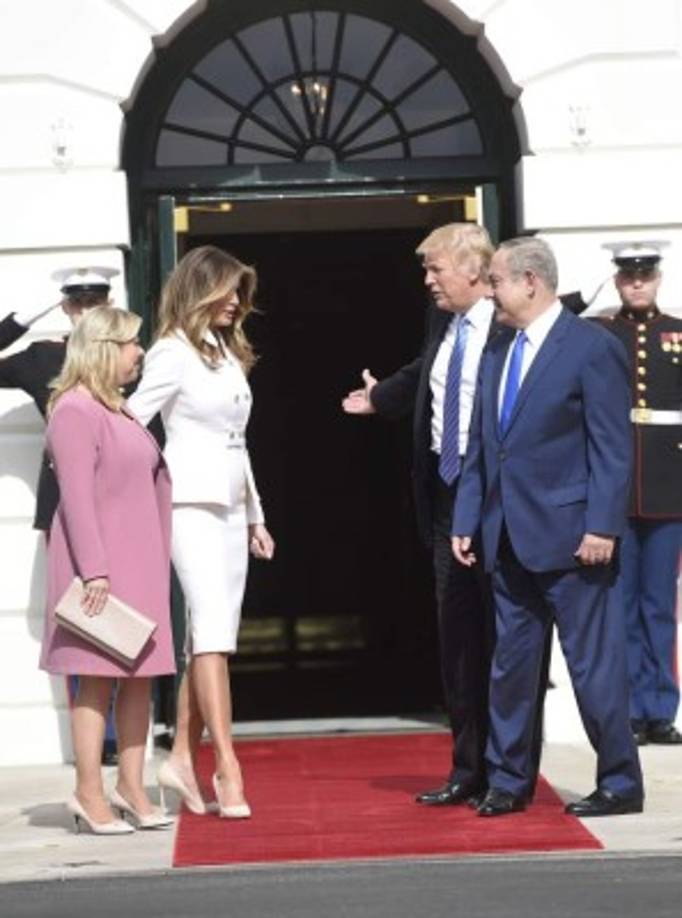 En esta ocasión el presidente estadounidense recordó sus modales y cedió el paso caballerosamente a las damas.