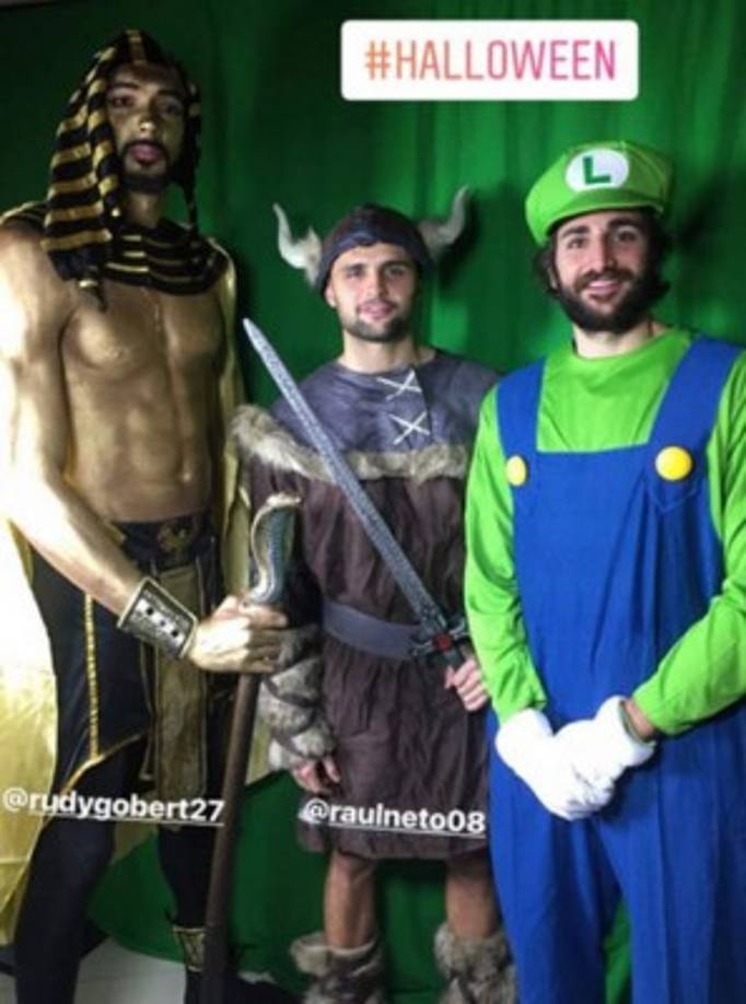 Ricky Rubio (Primero de derecha a izquierda), es un jugador de baloncesto y así luce con sus amigos y compañeros de equipo.