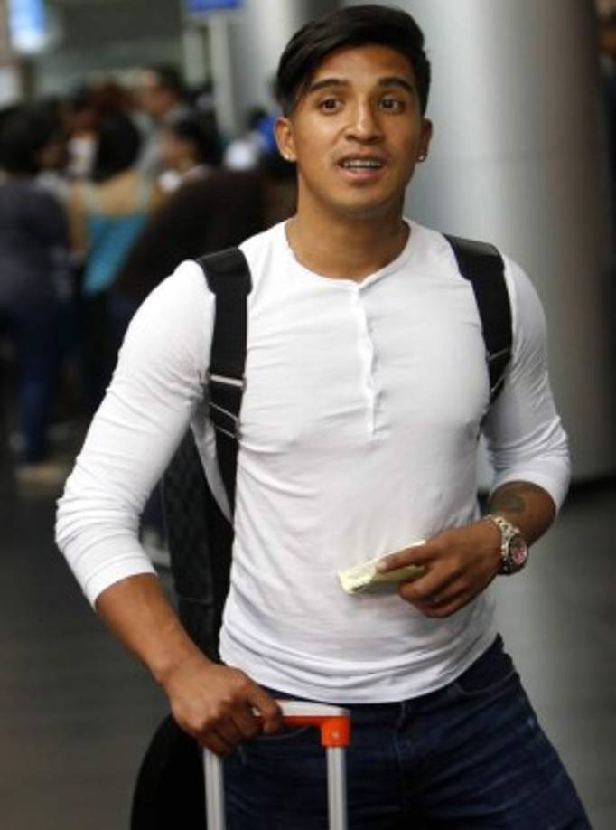 Michaell Chirinos está muy cerca de convertirse en propiedad de los Lobos BUAP de México, así lo confirmó Osman Madre, vicepresidente del Olimpia, club dueño de la ficha del mediocampista hondureño. 'Estamos esperando, nosotros estamos en la mejor disposición, Chirinos también, no creo que haya problema, esperamos resolver', declaró el directivo albo.