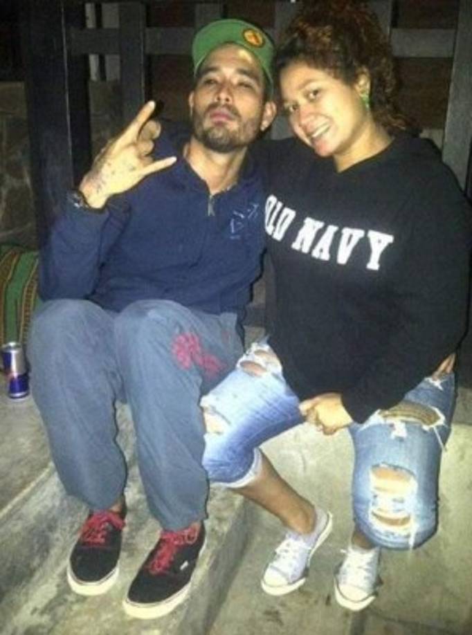 En la imagen, Damon antes de su transformación junto a su esposa.