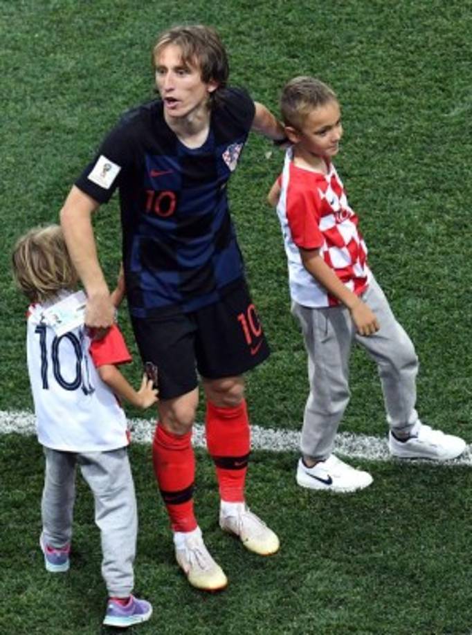 Luka Modric celebró en el campo con sus hijos Ivano y Ema. Foto EFE