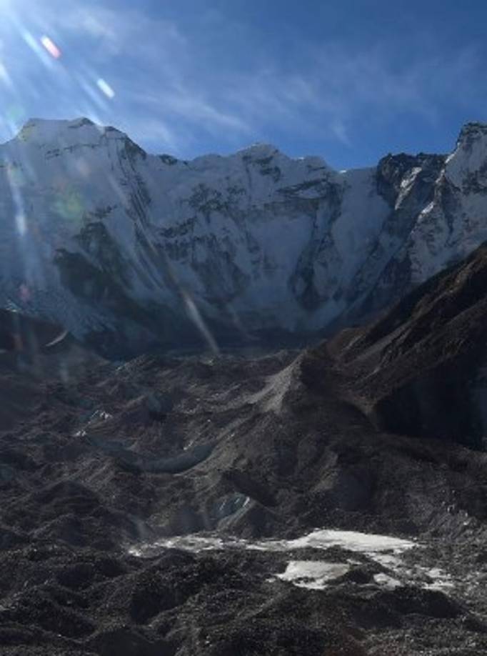 Aún si las naciones del planeta logran reducir hasta el 2100 sus emisiones para contener al calentamiento global a 1,5 grados centígrados por encima del registrado en la era preindustrial, el Hindú Kush-Himalaya perdería igualmente un tercio de sus glaciares.<br/><br/>Tal escenario representa un impacto significativo para los 250 millones de personas que habitan en todo el complejo montañoso y los 1.650 millones que viven en las cuencas fluviales de la región.