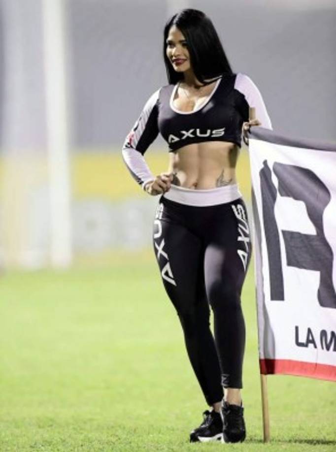 La bella edecán y modelo Dixly Sorel robó muchos suspiros en el Morazán por su físico y belleza.