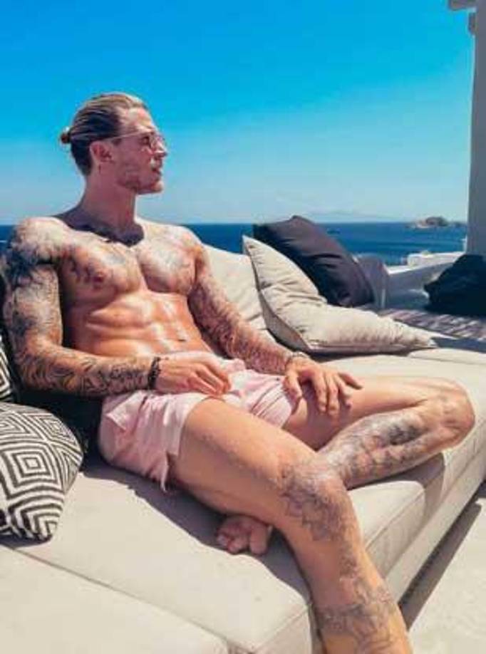 Karius <b>ha aumentado considerablemente su musculatura</b> estos meses y da buena muestra de ello en sus redes sociales, donde sus seguidores han podido comprobar su gran forma física. Hoy, el arquero sonríe al conquistar a la reportera más hermosa del mundo.