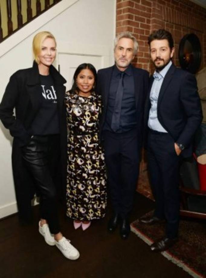 Menos de seis meses después de la foto con sus papás, Yalitza está haciendo historia en Hollywood codeándose con los más famosos.<br/>