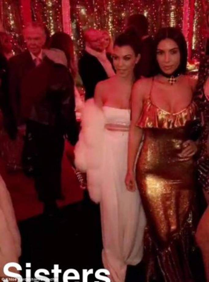 Kourtney Kardashian posó con un vestido blanco mientras que Kim lució de dorado.