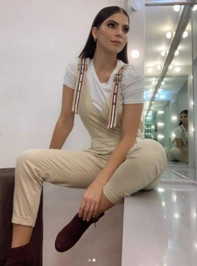 Ella obtuvo el primer lugar de la denominada La Academia Bicentenario. Al salir del programa decidió ingresar a la escuela de formación artística de TV Azteca.