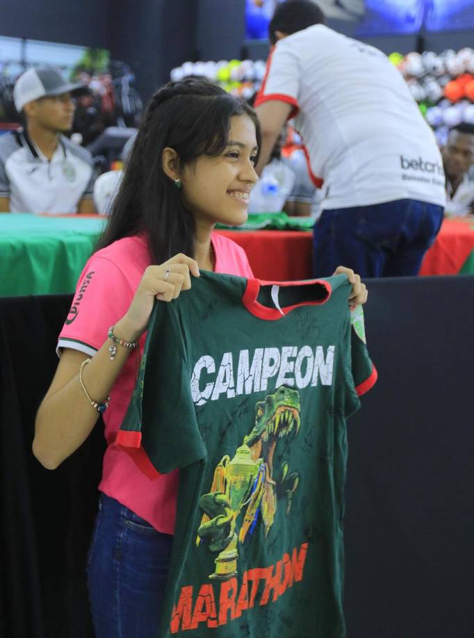 Esta jovencita llegó´con una camiseta del Marthón campeón.