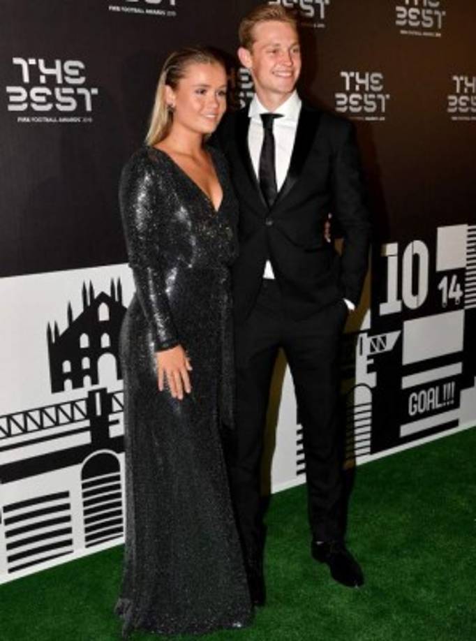 El centrocampista Frenkie de Jong junto a su linda novia.