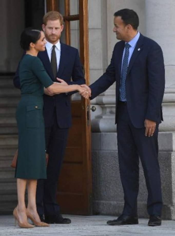 Meghan salió del avión privado que les llevó al aeropuerto de Dublín luciendo un traje ceñido de la firma Givenchy de color verde, en honor a la isla esmeralda, y con el pelo recogido en un sobrio moño.<br/>
