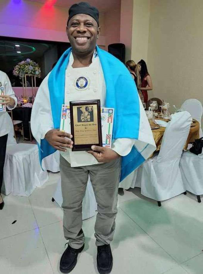  La calidad de la comida garífuna que prepara el chef Gutiérrez lo ha llevado a ganar reconocimientos como el “Chef Maya de Oro”.