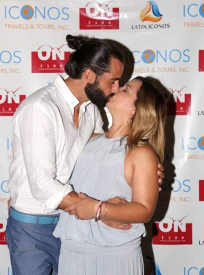 “Mi amigo el Rey del Tocino dice que tiene una prueba de que Adamari se enteró, descubrió unos mensajes de Toni con otro hombre, en donde habla de su supuesta bisexualidad, y que al principio habían tratado de ignorarlo, pero luego fueron a terapia”, dijo la conductora. <br/>