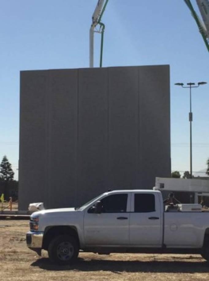 Sin embargo, Trump se topó en el Congreso con la oposición demócrata para la aprobación total del presupuesto para el muro por lo que llegó a amenazar con provocar un cierre parcial del Gobierno si se niegan a incluir en el presupuesto los fondos para levantarlo.