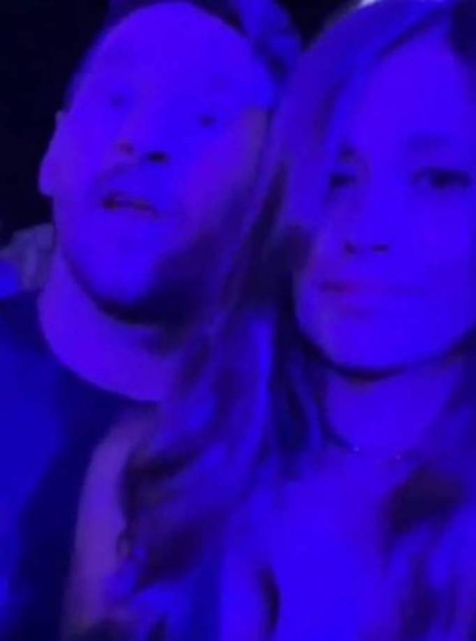 En las redes sociales Antonella ha publicado fotografías y vídeos de la fiesta en Ushuaïa con la actuación del puertorriqueño Ozuna en las que se ve a los futbolistas y a sus esposas pasándoselo en grande.