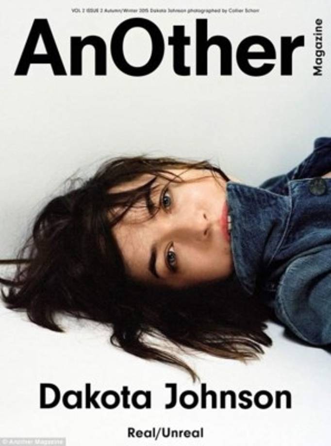 Dakota Johnson se despoja de su ropa nuevamente, pero esta vez para hacer unas reveladoras fotos para la revista Another Magazine como parte de su campaña para su nueva película que protagonizará junto a Johnny Depp..