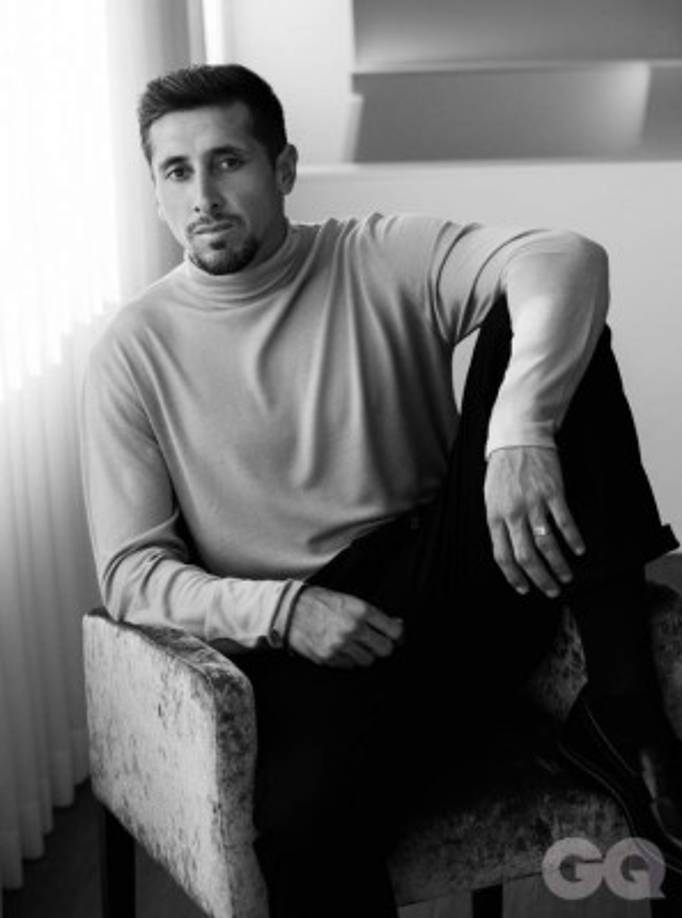 Tras cirugía estética, Héctor Herrera ahora ha posado para la portada de la revista GQ, en su edición mexicana.