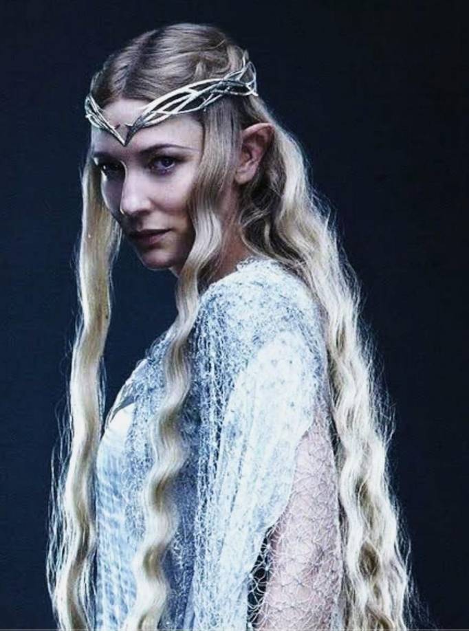 Después de grabar la trilogía de ‘El Señor de los Anillos’, donde interpretó a Galadriel, mantuvo por un tiempo sus prótesis de las orejas de elfo.