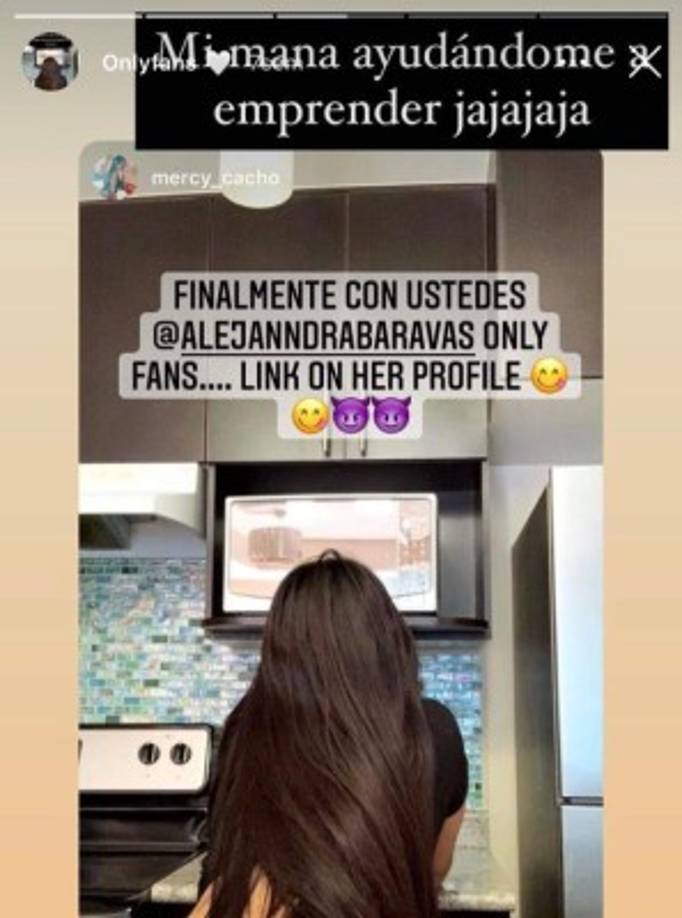 Recientemente publicó una storie en Instagram donde asegura que su mamá le ayuda a promocionar su contenido.