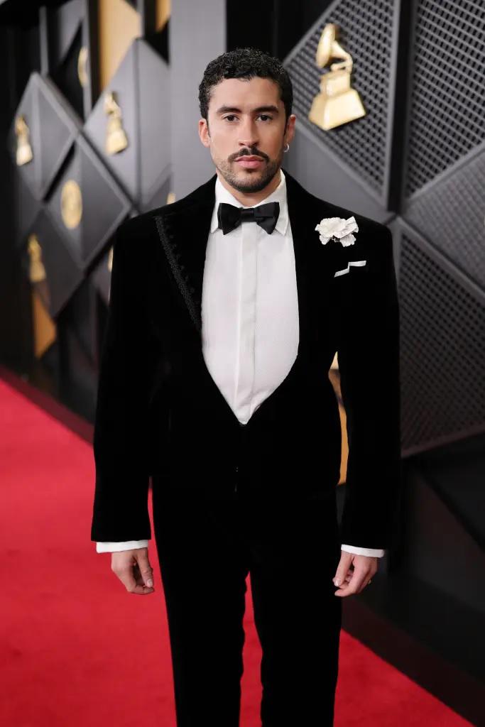 Bad Bunny le da un giro al clásico esmoquin en la alfombra roja de los Grammy 2026