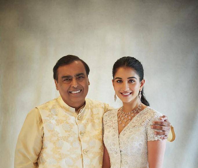 Sólo el menú de desayuno dispone de más de 70 opciones, mientras que el almuerzo y la cena ofrece más de 250 opciones, de manera que ningún plato se repetirá entre una noche y la siguiente. En la foto, el suegro y la futura esposa de su hijo. 