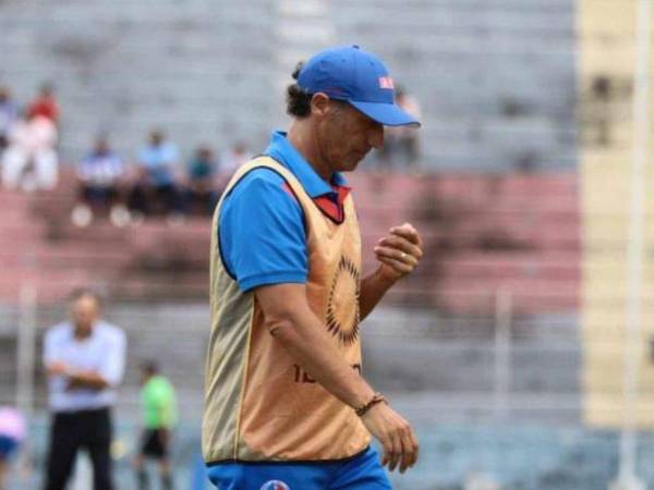 Pedro Troglio fue expulsado en el duelo donde Olimpia perdió ante Victoria.