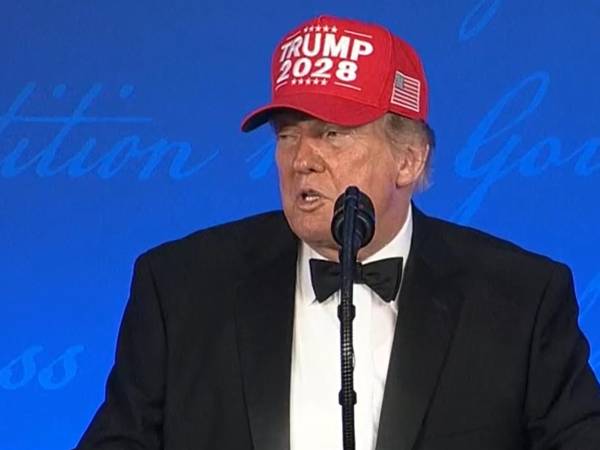 Captura de una transmisión de la cadena C-Span del presidente de EE.UU., Donald Trump, durante la Cena de Corresponsales de La Casa Blanca el viernes, donde bromeo con la posibilidad de presentarse a las elecciones presidenciales de 2028 y se colocó una gorra roja con el año 2028 en la parte frontal, en Washington (EE.UU.).