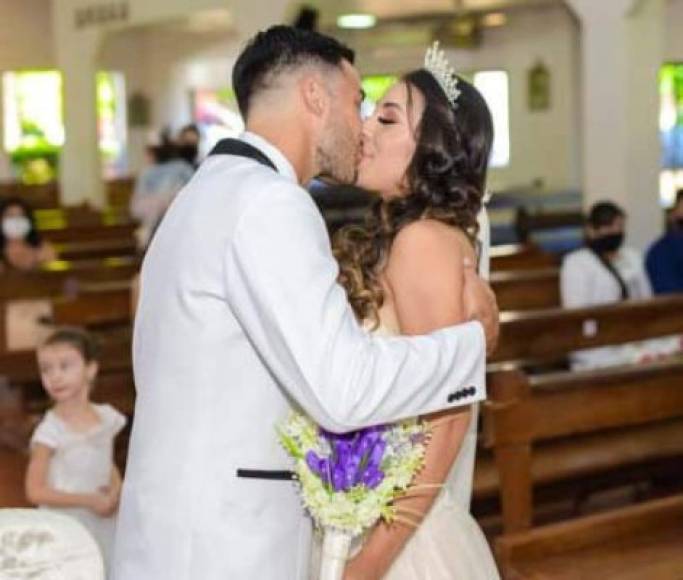 Momento del beso entre José Cañete y su esposa. La ceremonia se llevó en un ambiente familiar con todas las medidas de bioseguridad.