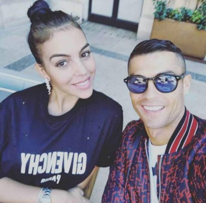 La pareja de CR7 dejó a un lado sus sexys fotos de sus vacaciones de verano para dar a conocer su granito de arena en medio de la crisis de salud pública.