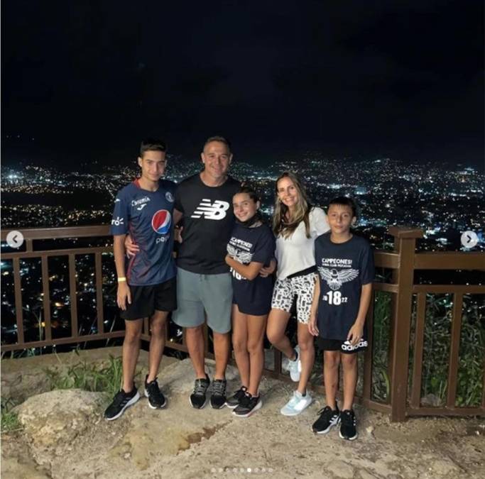 Hernán ‘La Tota‘ Medina y su familia aprovecharon a visitar El Cristo del Picacho a su regreso a Tegucigalpa.