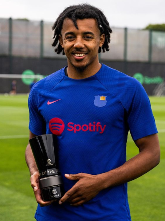 La postura del francés ha sorprendido al cuerpo técnico porque prácticamente lo ha jugado todo cuando ha estado disponible y el club evalúa este nuevo escenario con tranquilidad. Tienen claro que se necesita vender y que no retendrán a nadie que esté en contra de su voluntad.