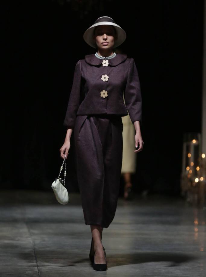 Los botones en forma de flor fueron sello de la colección Mejía combinó distintas texturas en una gama de chocolate a turquesa