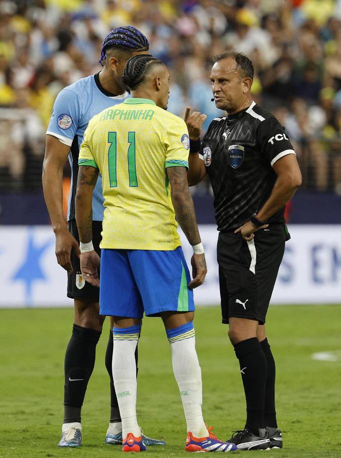 El árbitro argentino Darío Herrera dialogó con Ronald Araújo y Raphinha tras la bronca.