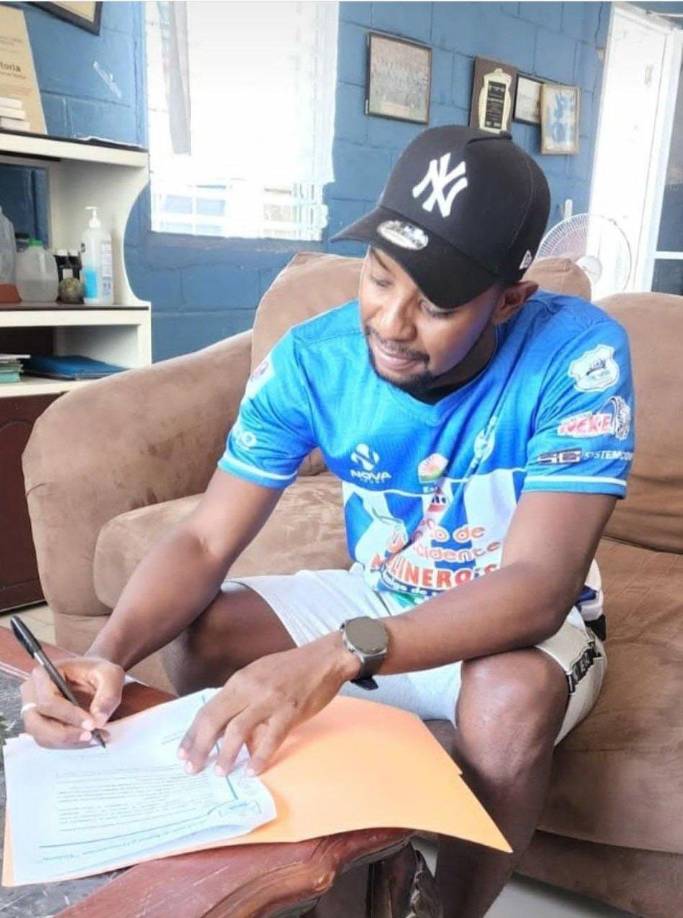 El experimentado defensor José Velásquez Colón firmó por un año su renovación con el Victoria de La Ceiba.