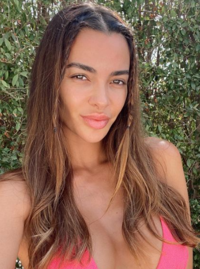 Una de las personas más afectadas por este caso es Joana Sanz. La modelo asegura que ya no está con Alves, pero el brasileño aún no ha firmado los papeles del divorcio. Además, ella lo sigue visitando en prisión.