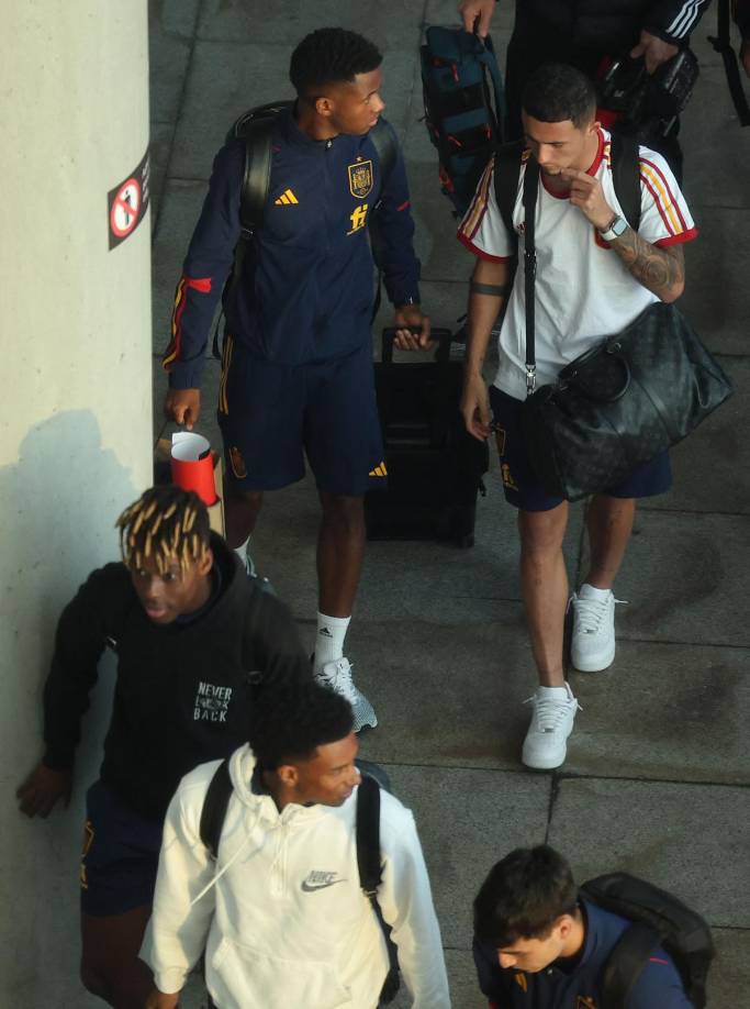 Los integrantes de la expedición llegaron a la terminal 4 satélite del aeropuerto madrileño tras un vuelo de casi seis horas de duración procedente de Doha, después de ser eliminados por Marruecos en los penales.