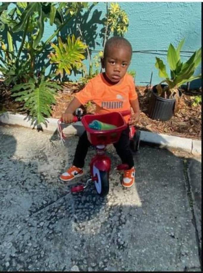 Tras encontrar a Jeffery, la policía buscaba al menor de dos años y decretó la alerta Amber para dar con su paradero.