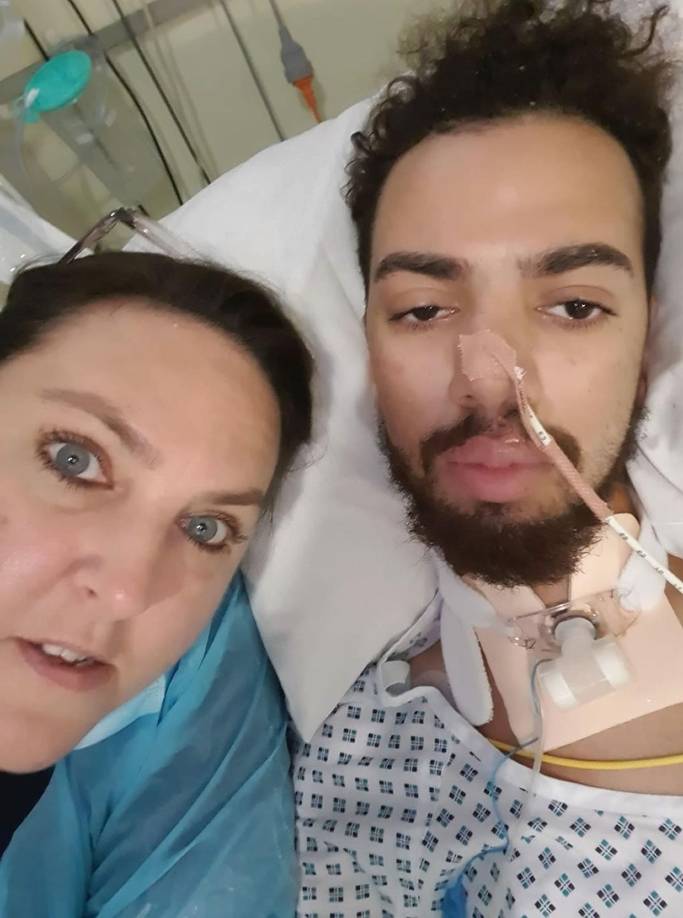 Tras la llegada de los servicios médicos, los profesionales trabajaron durante 25 minutos en su cuerpo hasta que finalmente su corazón volvió a latir nuevamente. Sin embargo, la falta de oxígeno durante tanto tiempo dañó severamente su cerebro y médula espinal.