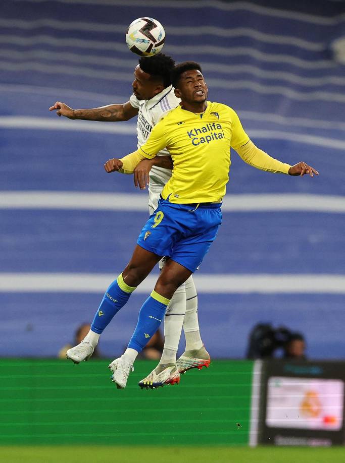 ‘Choco‘ Lozano saltando por el balón con el brasileño Éder Militao, quien fue amonestado tras una falta al hondureño.