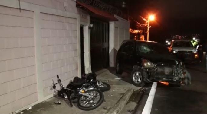 Policía hondureño embiste a pareja en moto